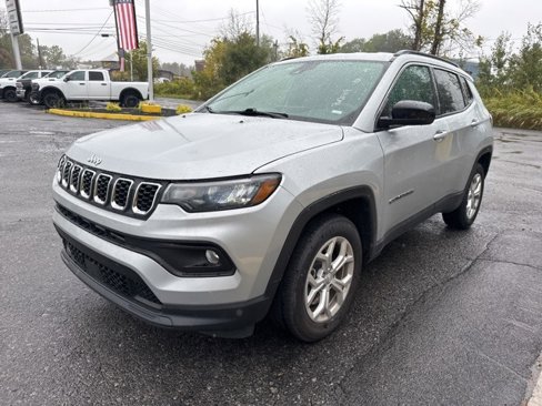 Used 2024 Jeep Compass Latitude image 3
