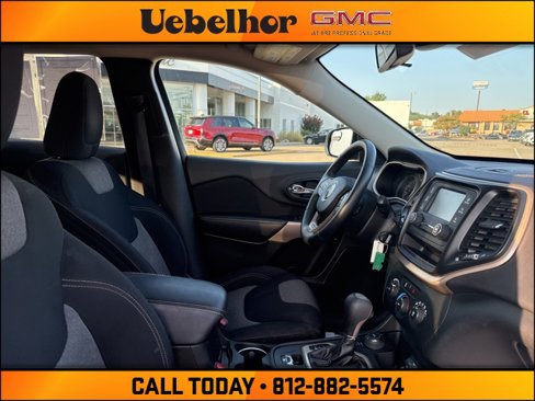 Used 2017 Jeep Cherokee Sport image 2