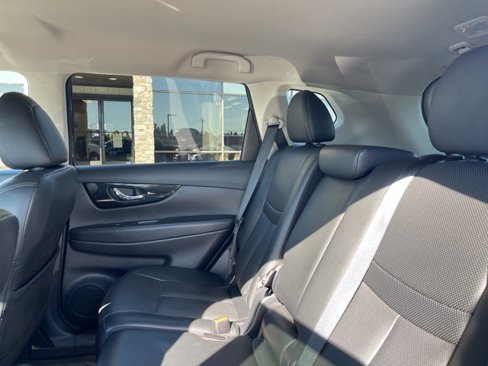 Used 2019 Nissan Rogue SL image 2