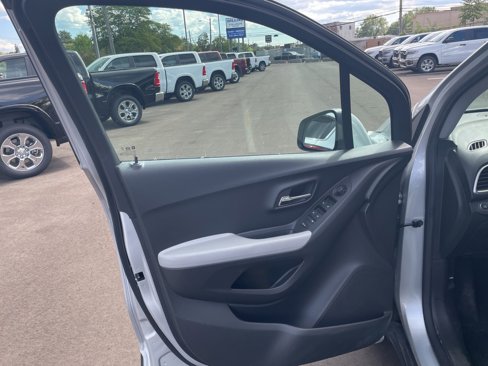 Used 2022 Chevrolet Trax LS w/ Tint and Cruise Package image 10