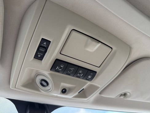 Used 2010 Chrysler Town & Country Limited w/ Entertainment Group #3 image 23