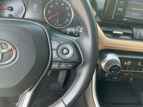 Used 2021 Toyota RAV4 XLE Premium image 21
