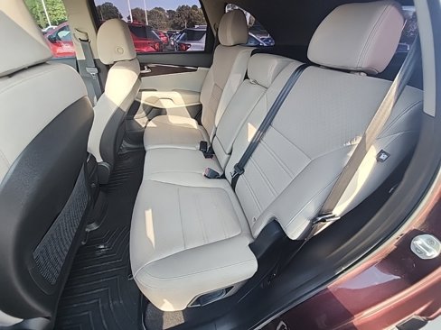 Used 2017 Kia Sorento LX w/ LX Convenience Package image 16