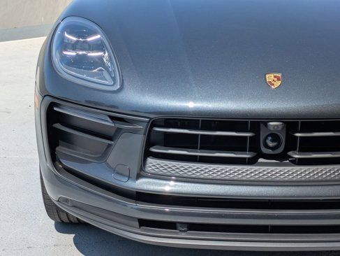 Certified 2024 Porsche Macan image 12