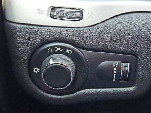Used 2016 Jeep Cherokee Sport image 16