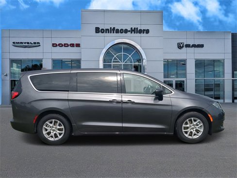 Used 2022 Chrysler Voyager LX image 3