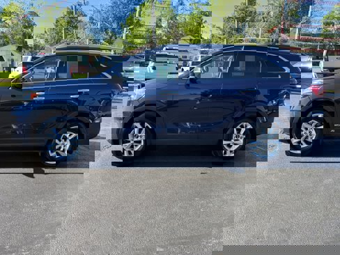 Used 2019 Kia Sorento LX w/ LX Convenience Package image 4