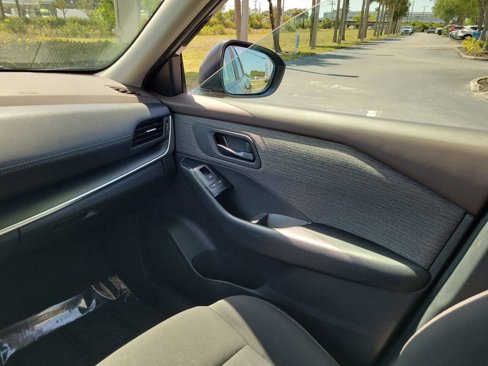 Used 2023 Nissan Rogue S image 18