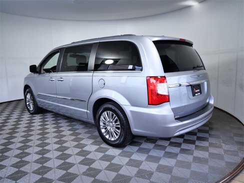 Used 2015 Chrysler Town & Country Touring-L image 6