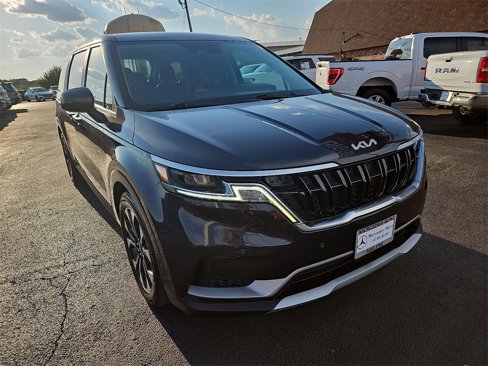 Used 2022 Kia Carnival EX image 11