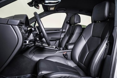 Certified 2025 Porsche Macan image 5