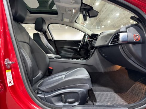 Used 2018 Jaguar XE Premium image 58