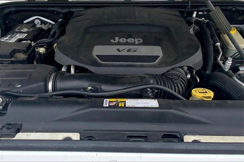 Used 2016 Jeep Wrangler Sahara w/ Connectivity Group image 11