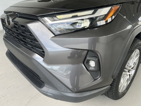 Used 2022 Toyota RAV4 XLE Premium image 4