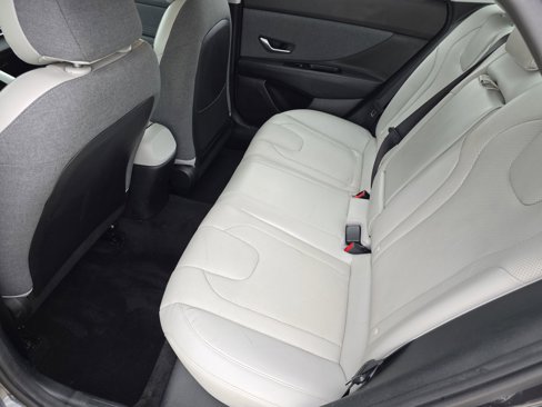 Used 2022 Hyundai Elantra Limited image 16