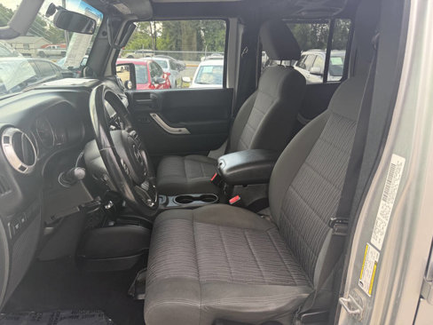 Used 2012 Jeep Wrangler Unlimited Rubicon w/ Connectivity Group image 12