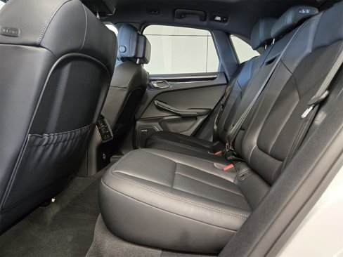 Certified 2025 Porsche Macan image 11