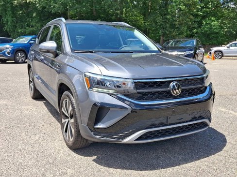 Certified 2022 Volkswagen Taos SE w/ Panoramic Sunroof Package image 2