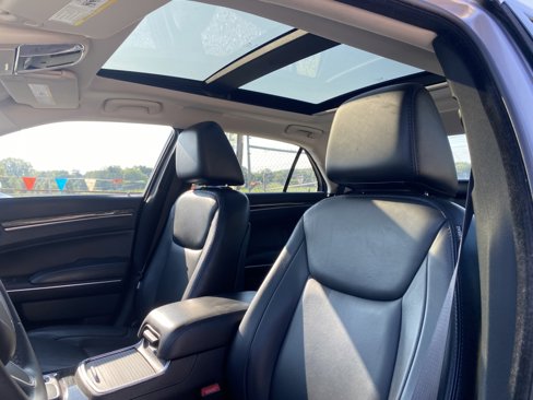 Used 2016 Chrysler 300 Limited image 10