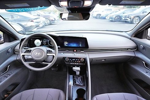 Certified 2024 Hyundai Elantra SEL image 17