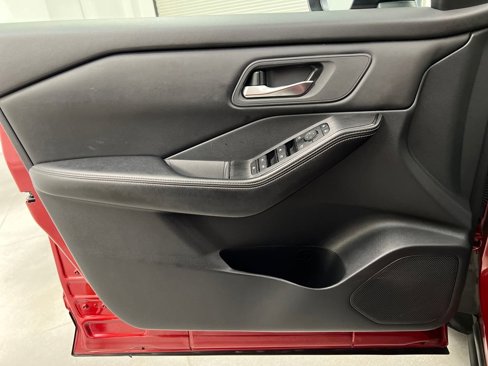 Used 2024 Nissan Rogue SV image 11