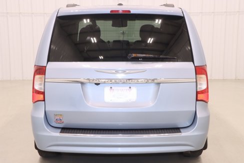 Used 2013 Chrysler Town & Country Touring image 8