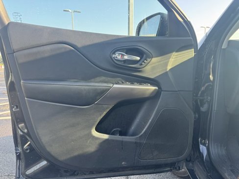 Used 2019 Jeep Cherokee Limited image 7