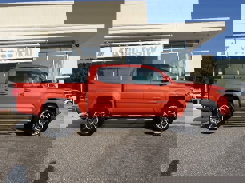 Used 2017 Toyota Tacoma SR5 image 9