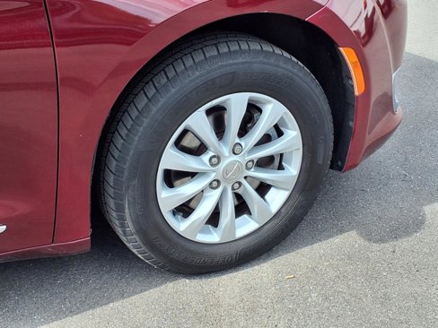 Used 2018 Chrysler Pacifica Touring-L Plus image 32