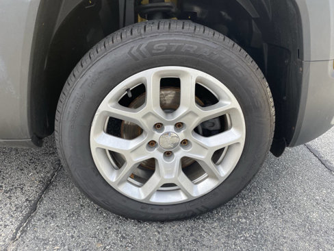 Used 2015 Jeep Renegade Latitude w/ Cold Weather Group II image 13