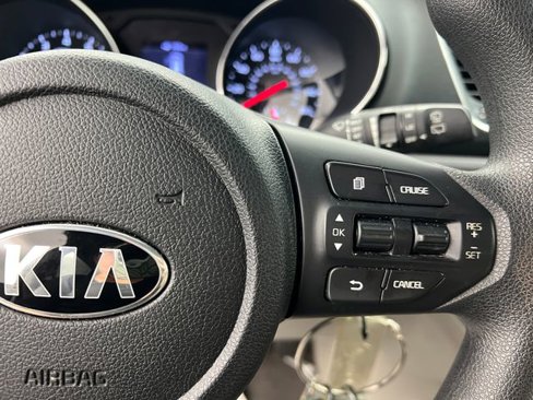 Used 2020 Kia Sedona LX image 39