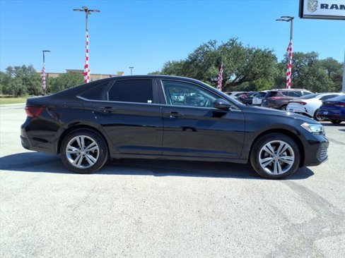 Used 2024 Volkswagen Jetta SE image 2