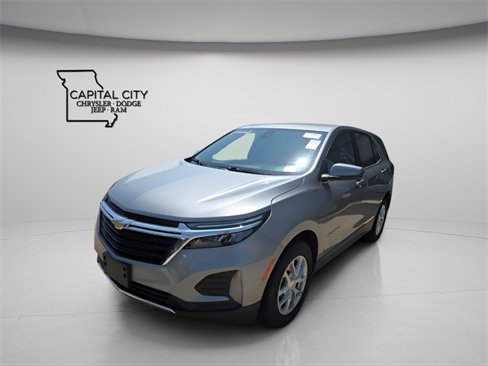 Used 2023 Chevrolet Equinox LT w/ Driver Convenience Package image 3