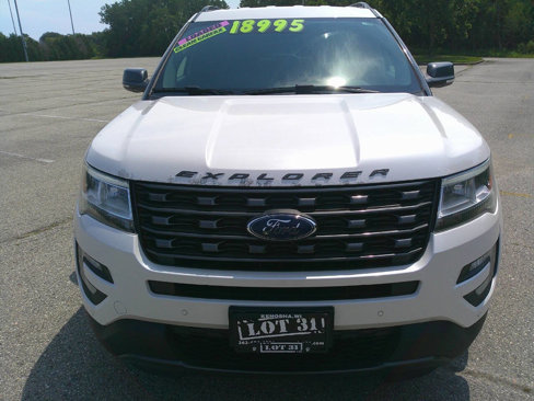 Used 2017 Ford Explorer XLT w/ XLT Appearance Package image 4
