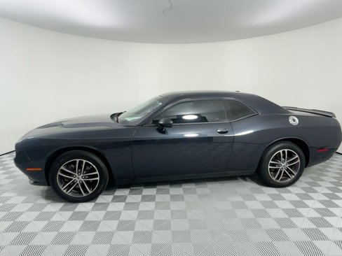 Used 2019 Dodge Challenger SXT image 2