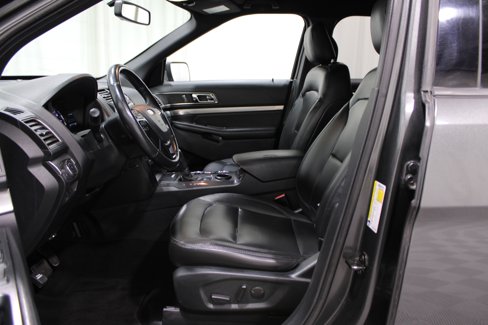 Used 2019 Ford Explorer XLT w/ Equipment Group 202A image 3