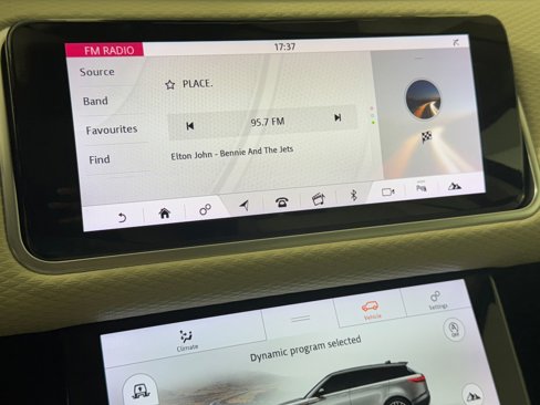 Used 2018 Land Rover Range Rover Velar R-Dynamic SE image 23