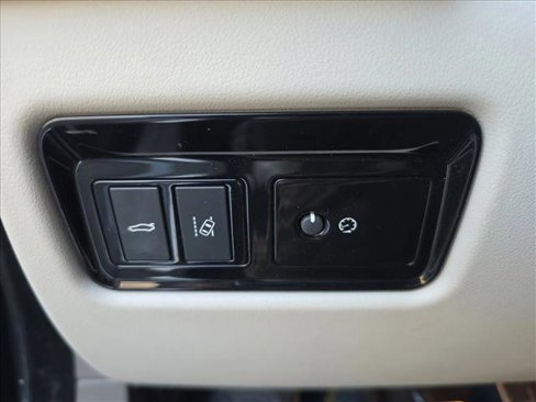 Used 2020 Jaguar XF Premium image 24