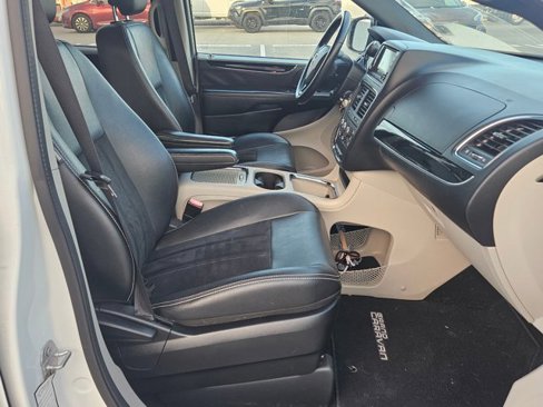 Used 2017 Dodge Grand Caravan SXT w/ Rear Park Assist Package image 17