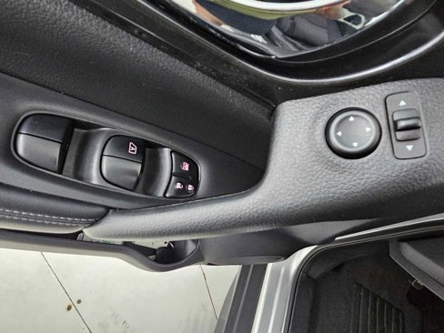 Used 2018 Nissan Rogue SV image 10