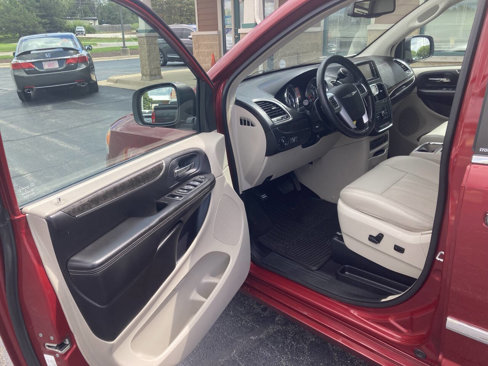 Used 2013 Chrysler Town & Country Touring-L w/ Premium Group image 9