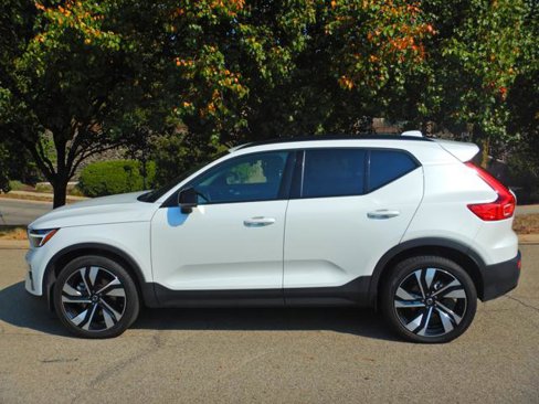 Used 2025 Volvo XC40 B5 Plus image 6