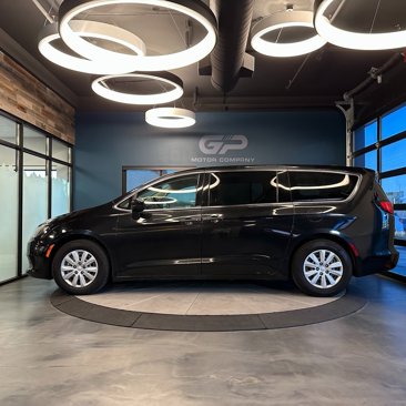 Used 2020 Chrysler Voyager L image 6