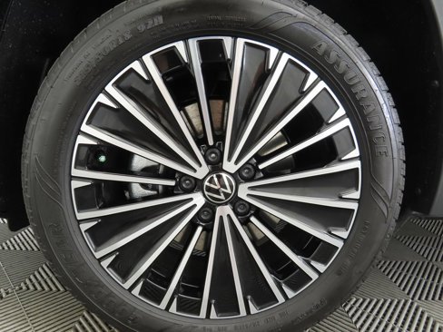 Certified 2025 Volkswagen Taos SE image 31