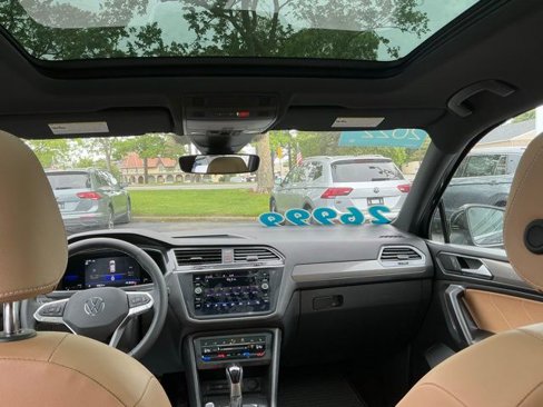 Certified 2022 Volkswagen Tiguan SE w/ Panoramic Sunroof Package image 11