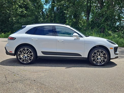 Used 2025 Porsche Macan image 8