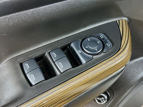 Used 2017 GMC Acadia SLE image 18