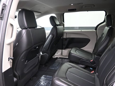 Used 2023 Chrysler Pacifica Touring-L image 27