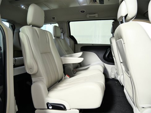 Used 2015 Chrysler Town & Country Touring-L image 13
