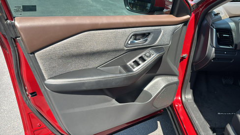 Used 2023 Nissan Rogue SV image 12